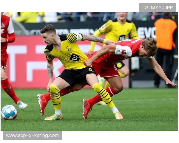 多特蒙德外线快速爆点连续冲击禁区侧翼